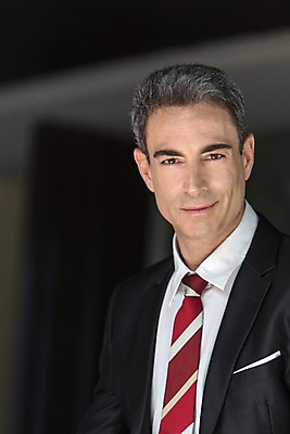 포토 JPG 서양인 외국인 백인 해외기획촬영 남자 2013년태국 40대 중년 비즈니스 한명 미소 사람 앉기 정장 상반신 성인 앞모습 아웃포커스 직장인 비즈니스맨 복도 남자만 남자한명만 성인남자만 성인한명만 성인남자한명만 중년만 중년남자만 중년남자한명만 성인만 국내포토 직업 1 옷 뷰포인트 모션 촬영기법 표정 인종 파일형식