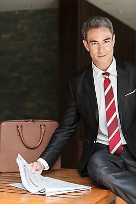 포토 JPG 서양인 외국인 백인 해외기획촬영 남자 2013년태국 40대 중년 서류가방 비즈니스 탁자 휴식 실내 한명 미소 들기 사람 앉기 정장 상반신 성인 앞모습 직장인 비즈니스맨 복도 신문 신문읽기 걸터앉기 남자만 남자한명만 성인남자만 성인한명만 성인남자한명만 중년만 중년남자만 중년남자한명만 성인만 국내포토 직업 1 옷 뷰포인트 가구 컨셉 가방 모션 표정 인종 내부 간행물 뉴스 읽기 파일형식