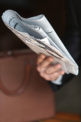 포토 JPG 해외기획촬영 손 남자 2013년태국 서류가방 한명 들기 사람 아웃포커스 신체부위 복도 신문 신문읽기 국내포토 1 가방 모션 촬영기법 간행물 뉴스 읽기 파일형식