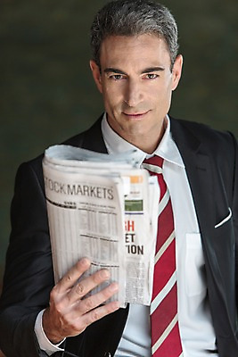 포토 JPG 주간 서양인 외국인 백인 해외기획촬영 남자 2013년태국 40대 중년 비즈니스 휴식 한명 미소 들기 사람 정장 상반신 성인 야외 앞모습 직장인 비즈니스맨 복도 신문 신문읽기 읽기 남자만 남자한명만 성인남자만 성인한명만 성인남자한명만 중년만 중년남자만 중년남자한명만 성인만 국내포토 자연요소 직업 1 옷 뷰포인트 컨셉 모션 표정 인종 간행물 뉴스 파일형식