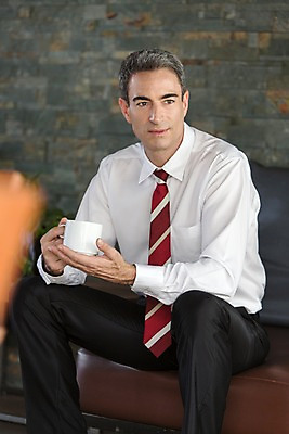 포토 JPG 서양인 외국인 백인 해외기획촬영 남자 커피 2013년태국 40대 중년 비즈니스 휴식 실내 한명 미소 들기 사람 앉기 정장 상반신 성인 앞모습 직장인 비즈니스맨 복도 커피잔 남자만 남자한명만 성인남자만 성인한명만 성인남자한명만 중년만 중년남자만 중년남자한명만 성인만 국내포토 직업 1 옷 음료 뷰포인트 컨셉 모션 잔 표정 인종 내부 파일형식