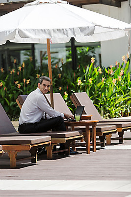 포토 JPG 주간 서양인 외국인 백인 해외기획촬영 남자 여유 2013년태국 40대 중년 비즈니스 한명 미소 사람 앉기 정장 성인 야외 옆모습 노트북 웹서핑 파라솔 업무 직장인 비즈니스맨 선베드 남자만 남자한명만 성인남자만 성인한명만 성인남자한명만 중년만 중년남자만 중년남자한명만 성인만 국내포토 자연요소 직업 1 옷 감정 뷰포인트 의자 모션 표정 인종 전자제품 작업 파일형식