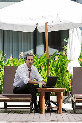 포토 JPG 주간 전신 서양인 외국인 백인 해외기획촬영 남자 여유 2013년태국 40대 중년 비즈니스 한명 사람 앉기 정장 성인 야외 앞모습 노트북 웹서핑 파라솔 업무 직장인 비즈니스맨 그늘 선베드 남자만 남자한명만 성인남자만 성인한명만 성인남자한명만 중년만 중년남자만 중년남자한명만 성인만 국내포토 자연요소 직업 1 옷 감정 뷰포인트 의자 모션 인종 전자제품 작업 파일형식