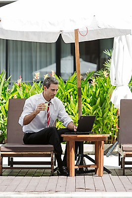 포토 JPG 주간 전신 서양인 외국인 백인 해외기획촬영 남자 여유 2013년태국 40대 중년 비즈니스 탁자 한명 들기 사람 앉기 정장 성인 야외 앞모습 컵 노트북 웹서핑 파라솔 업무 직장인 비즈니스맨 선베드 남자만 남자한명만 성인남자만 성인한명만 성인남자한명만 중년만 중년남자만 중년남자한명만 성인만 국내포토 자연요소 직업 1 식기 옷 감정 뷰포인트 가구 의자 모션 인종 전자제품 작업 파일형식