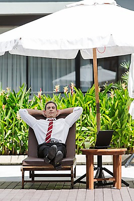 포토 JPG 주간 전신 서양인 외국인 백인 해외기획촬영 남자 여유 2013년태국 40대 중년 비즈니스 탁자 휴식 한명 사람 정장 성인 야외 앞모습 노트북 눕기 파라솔 직장인 비즈니스맨 그늘 선베드 팔베개 남자만 남자한명만 성인남자만 성인한명만 성인남자한명만 중년만 중년남자만 중년남자한명만 성인만 국내포토 자연요소 직업 1 옷 감정 뷰포인트 가구 컨셉 의자 모션 인종 전자제품 파일형식