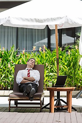 포토 JPG 주간 전신 서양인 외국인 백인 해외기획촬영 남자 여유 2013년태국 40대 중년 비즈니스 탁자 휴식 한명 사람 정장 성인 야외 앞모습 노트북 눕기 팔짱 눈감음 파라솔 잠 직장인 비즈니스맨 선베드 남자만 남자한명만 성인남자만 성인한명만 성인남자한명만 중년만 중년남자만 중년남자한명만 성인만 국내포토 자연요소 직업 1 옷 감정 뷰포인트 가구 컨셉 의자 모션 인종 전자제품 파일형식