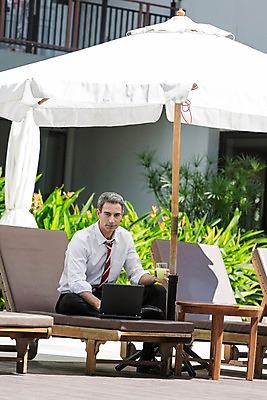 포토 JPG 주간 전신 서양인 외국인 백인 해외기획촬영 남자 여유 2013년태국 40대 중년 비즈니스 한명 들기 사람 앉기 정장 성인 야외 앞모습 컵 노트북 웹서핑 파라솔 업무 직장인 비즈니스맨 선베드 남자만 남자한명만 성인남자만 성인한명만 성인남자한명만 중년만 중년남자만 중년남자한명만 성인만 국내포토 자연요소 직업 1 식기 옷 감정 뷰포인트 의자 모션 인종 전자제품 작업 파일형식