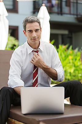 포토 JPG 주간 서양인 외국인 백인 해외기획촬영 남자 여유 2013년태국 40대 중년 비즈니스 넥타이 한명 미소 사람 앉기 정장 상반신 성인 야외 앞모습 노트북 웹서핑 업무 직장인 비즈니스맨 선베드 남자만 남자한명만 성인남자만 성인한명만 성인남자한명만 중년만 중년남자만 중년남자한명만 성인만 국내포토 자연요소 직업 1 잡화 옷 감정 뷰포인트 의자 모션 표정 인종 전자제품 작업 파일형식