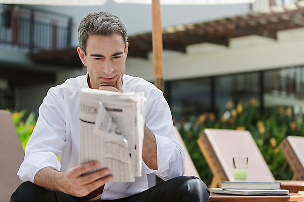 포토 JPG 주간 서양인 외국인 백인 해외기획촬영 응시 남자 여유 2013년태국 40대 중년 비즈니스 휴식 한명 들기 사람 앉기 정장 상반신 성인 야외 앞모습 직장인 비즈니스맨 신문 신문읽기 읽기 남자만 남자한명만 성인남자만 성인한명만 성인남자한명만 중년만 중년남자만 중년남자한명만 성인만 국내포토 자연요소 직업 1 시선 옷 감정 뷰포인트 컨셉 모션 인종 간행물 뉴스 파일형식