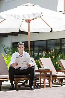 포토 JPG 주간 전신 서양인 외국인 백인 해외기획촬영 남자 여유 2013년태국 40대 중년 비즈니스 휴식 한명 미소 들기 사람 앉기 정장 성인 야외 앞모습 파라솔 직장인 비즈니스맨 신문 신문읽기 선베드 남자만 남자한명만 성인남자만 성인한명만 성인남자한명만 중년만 중년남자만 중년남자한명만 성인만 국내포토 자연요소 직업 1 옷 감정 뷰포인트 컨셉 의자 모션 표정 인종 간행물 뉴스 읽기 파일형식