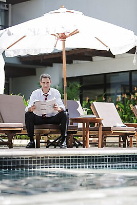 포토 JPG 주간 전신 서양인 외국인 백인 해외기획촬영 남자 여유 2013년태국 40대 중년 비즈니스 휴식 수영장 한명 미소 들기 사람 앉기 정장 성인 야외 앞모습 파라솔 직장인 비즈니스맨 신문 신문읽기 선베드 남자만 남자한명만 성인남자만 성인한명만 성인남자한명만 중년만 중년남자만 중년남자한명만 성인만 국내포토 자연요소 직업 1 옷 감정 뷰포인트 컨셉 의자 모션 표정 인종 간행물 뉴스 읽기 파일형식