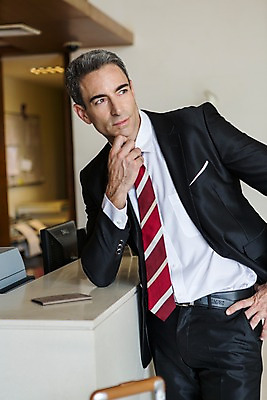 포토 JPG 서양인 외국인 백인 해외기획촬영 남자 2013년태국 40대 중년 비즈니스 휴식 실내 한명 서기 사람 정장 상반신 성인 앞모습 기댐 턱괴기 직장인 비즈니스맨 복도 기다림 남자만 남자한명만 성인남자만 성인한명만 성인남자한명만 중년만 중년남자만 중년남자한명만 성인만 국내포토 직업 1 옷 뷰포인트 컨셉 모션 인종 내부 파일형식