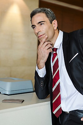 포토 JPG 서양인 외국인 백인 해외기획촬영 남자 2013년태국 40대 중년 비즈니스 호텔 실내 한명 서기 사람 정장 상반신 성인 기댐 턱괴기 직장인 비즈니스맨 복도 기다림 남자만 남자한명만 성인남자만 성인한명만 성인남자한명만 중년만 중년남자만 중년남자한명만 성인만 국내포토 직업 1 옷 모션 숙소 인종 내부 파일형식