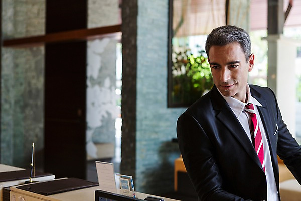 포토 JPG 서양인 외국인 백인 해외기획촬영 남자 2013년태국 40대 중년 비즈니스 호텔 실내 한명 서기 미소 사람 정장 상반신 성인 직장인 비즈니스맨 복도 기다림 남자만 남자한명만 성인남자만 성인한명만 성인남자한명만 중년만 중년남자만 중년남자한명만 성인만 국내포토 직업 1 옷 모션 숙소 표정 인종 내부 파일형식