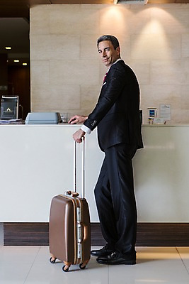 포토 JPG 전신 서양인 외국인 백인 해외기획촬영 남자 2013년태국 40대 중년 비즈니스 호텔 실내 한명 서기 미소 사람 정장 성인 뒷모습 캐리어 직장인 비즈니스맨 뒤돌아보기 복도 기다림 남자만 남자한명만 성인남자만 성인한명만 성인남자한명만 중년만 중년남자만 중년남자한명만 성인만 국내포토 직업 1 옷 뷰포인트 모션 숙소 표정 인종 내부 여행가방 파일형식
