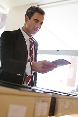 포토 JPG 서양인 외국인 백인 해외기획촬영 남자 2013년태국 40대 중년 비즈니스 호텔 실내 한명 서기 미소 사람 정장 상반신 성인 옆모습 직장인 비즈니스맨 복도 주기 여권 남자만 남자한명만 성인남자만 성인한명만 성인남자한명만 중년만 중년남자만 중년남자한명만 성인만 국내포토 직업 1 옷 뷰포인트 모션 숙소 표정 인종 내부 파일형식