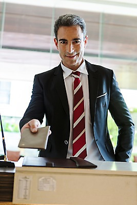 포토 JPG 서양인 외국인 백인 해외기획촬영 남자 2013년태국 40대 중년 비즈니스 호텔 실내 한명 서기 미소 들기 사람 정장 상반신 성인 앞모습 직장인 비즈니스맨 복도 주기 여권 남자만 남자한명만 성인남자만 성인한명만 성인남자한명만 중년만 중년남자만 중년남자한명만 성인만 국내포토 직업 1 옷 뷰포인트 모션 숙소 표정 인종 내부 파일형식