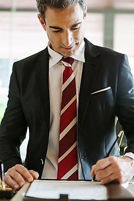 포토 JPG 서양인 외국인 백인 해외기획촬영 남자 2013년태국 40대 중년 비즈니스 호텔 실내 한명 서기 들기 사람 정장 상반신 성인 앞모습 볼펜 직장인 비즈니스맨 복도 서명 남자만 남자한명만 성인남자만 성인한명만 성인남자한명만 중년만 중년남자만 중년남자한명만 성인만 국내포토 직업 1 옷 뷰포인트 모션 숙소 인종 내부 펜 파일형식