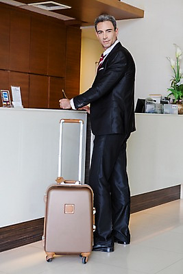 포토 JPG 전신 서양인 외국인 백인 해외기획촬영 남자 2013년태국 40대 중년 비즈니스 호텔 실내 한명 서기 사람 정장 성인 옆모습 뒷모습 캐리어 직장인 비즈니스맨 뒤돌아보기 복도 기다림 남자만 남자한명만 성인남자만 성인한명만 성인남자한명만 중년만 중년남자만 중년남자한명만 성인만 국내포토 직업 1 옷 뷰포인트 모션 숙소 인종 내부 여행가방 파일형식