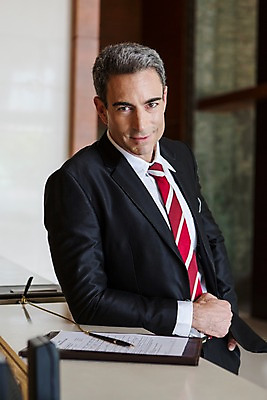 포토 JPG 서양인 외국인 백인 해외기획촬영 남자 2013년태국 40대 중년 비즈니스 호텔 실내 한명 서기 미소 사람 정장 상반신 성인 앞모습 볼펜 기댐 직장인 비즈니스맨 복도 기다림 서명 남자만 남자한명만 성인남자만 성인한명만 성인남자한명만 중년만 중년남자만 중년남자한명만 성인만 국내포토 직업 1 옷 뷰포인트 모션 숙소 표정 인종 내부 펜 파일형식