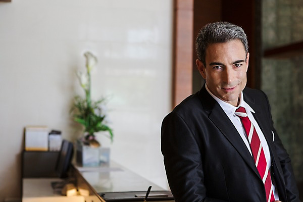 포토 JPG 서양인 외국인 백인 해외기획촬영 남자 2013년태국 40대 중년 비즈니스 호텔 실내 한명 서기 미소 사람 정장 상반신 성인 앞모습 직장인 비즈니스맨 복도 기다림 남자만 남자한명만 성인남자만 성인한명만 성인남자한명만 중년만 중년남자만 중년남자한명만 성인만 국내포토 직업 1 옷 뷰포인트 모션 숙소 표정 인종 내부 파일형식