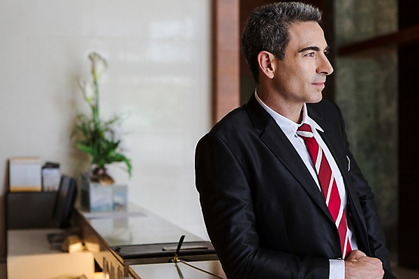 포토 JPG 서양인 외국인 백인 해외기획촬영 남자 2013년태국 40대 중년 비즈니스 호텔 실내 한명 서기 사람 정장 상반신 성인 옆모습 직장인 비즈니스맨 복도 기다림 남자만 남자한명만 성인남자만 성인한명만 성인남자한명만 중년만 중년남자만 중년남자한명만 성인만 국내포토 직업 1 옷 뷰포인트 모션 숙소 인종 내부 파일형식