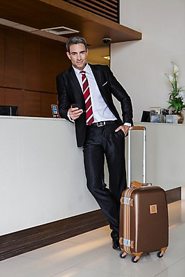 포토 JPG 전신 서양인 외국인 백인 해외기획촬영 남자 2013년태국 40대 중년 비즈니스 호텔 실내 한명 서기 미소 들기 사람 정장 성인 앞모습 스마트폰 캐리어 직장인 비즈니스맨 복도 기다림 남자만 남자한명만 성인남자만 성인한명만 성인남자한명만 중년만 중년남자만 중년남자한명만 성인만 국내포토 직업 1 옷 뷰포인트 모션 숙소 표정 인종 내부 핸드폰 스마트기기 여행가방 파일형식