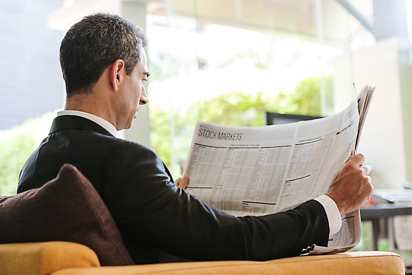 포토 JPG 서양인 외국인 백인 해외기획촬영 남자 2013년태국 40대 중년 비즈니스 휴식 실내 한명 들기 사람 앉기 정장 상반신 성인 옆모습 소파 직장인 비즈니스맨 복도 신문 읽기 남자만 남자한명만 성인남자만 성인한명만 성인남자한명만 중년만 중년남자만 중년남자한명만 성인만 국내포토 직업 1 옷 뷰포인트 컨셉 의자 모션 인종 내부 간행물 뉴스 파일형식