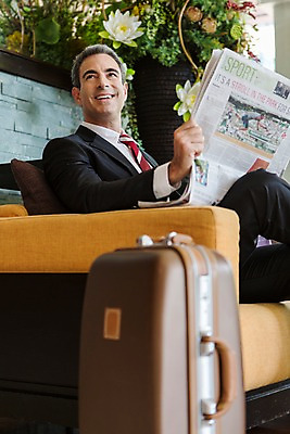 포토 JPG 서양인 외국인 백인 해외기획촬영 남자 2013년태국 40대 중년 비즈니스 휴식 실내 한명 미소 들기 사람 앉기 정장 상반신 성인 소파 캐리어 직장인 비즈니스맨 복도 신문 남자만 남자한명만 성인남자만 성인한명만 성인남자한명만 중년만 중년남자만 중년남자한명만 성인만 국내포토 직업 1 옷 컨셉 의자 모션 표정 인종 내부 간행물 여행가방 뉴스 파일형식
