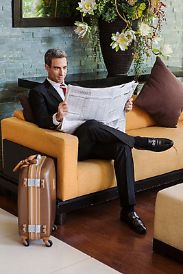포토 JPG 전신 서양인 외국인 백인 해외기획촬영 남자 2013년태국 40대 중년 비즈니스 호텔 휴식 실내 한명 들기 사람 앉기 정장 성인 앞모습 소파 캐리어 직장인 비즈니스맨 복도 신문 읽기 남자만 남자한명만 성인남자만 성인한명만 성인남자한명만 중년만 중년남자만 중년남자한명만 성인만 국내포토 직업 1 옷 뷰포인트 컨셉 의자 모션 숙소 인종 내부 간행물 여행가방 뉴스 파일형식