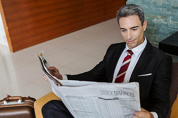 포토 JPG 서양인 외국인 백인 해외기획촬영 남자 2013년태국 40대 중년 비즈니스 호텔 휴식 실내 한명 들기 사람 앉기 정장 상반신 성인 소파 캐리어 직장인 비즈니스맨 복도 신문 읽기 남자만 남자한명만 성인남자만 성인한명만 성인남자한명만 중년만 중년남자만 중년남자한명만 성인만 국내포토 직업 1 옷 컨셉 의자 모션 숙소 인종 내부 간행물 여행가방 뉴스 파일형식