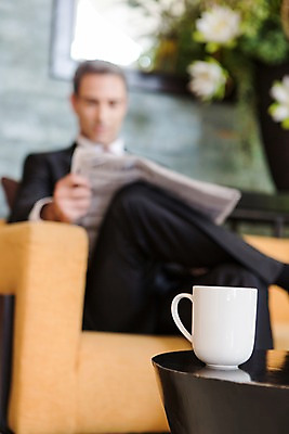 포토 JPG 서양인 외국인 백인 해외기획촬영 남자 2013년태국 40대 중년 비즈니스 디저트 실내 한명 들기 사람 앉기 정장 상반신 성인 아웃포커스 직장인 비즈니스맨 복도 신문 커피잔 읽기 남자만 남자한명만 성인남자만 성인한명만 성인남자한명만 중년만 중년남자만 중년남자한명만 성인만 국내포토 직업 1 옷 커피 음식 모션 잔 촬영기법 인종 내부 간행물 뉴스 파일형식