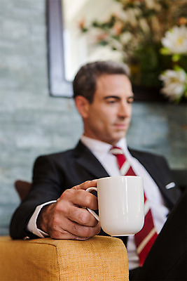 포토 JPG 서양인 외국인 백인 해외기획촬영 남자 2013년태국 40대 중년 비즈니스 휴식 실내 한명 들기 사람 앉기 정장 상반신 성인 아웃포커스 소파 직장인 비즈니스맨 복도 커피잔 남자만 남자한명만 성인남자만 성인한명만 성인남자한명만 중년만 중년남자만 중년남자한명만 성인만 국내포토 직업 1 옷 커피 컨셉 의자 모션 잔 촬영기법 인종 내부 파일형식