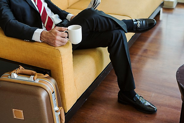 포토 JPG 서양인 외국인 백인 해외기획촬영 남자 2013년태국 40대 중년 비즈니스 호텔 휴식 실내 한명 들기 사람 앉기 정장 성인 소파 캐리어 하반신 직장인 비즈니스맨 복도 커피잔 남자만 남자한명만 성인남자만 성인한명만 성인남자한명만 중년만 중년남자만 중년남자한명만 성인만 국내포토 직업 1 옷 커피 컨셉 의자 모션 숙소 잔 인종 내부 여행가방 파일형식