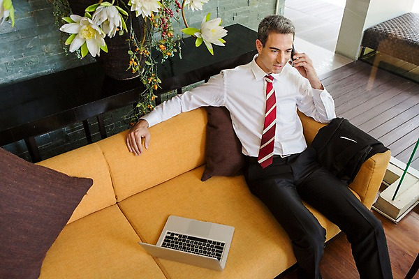 포토 JPG 서양인 외국인 백인 해외기획촬영 남자 2013년태국 40대 중년 비즈니스 호텔 휴식 실내 한명 들기 사람 앉기 정장 상반신 성인 앞모습 노트북 소파 하이앵글 직장인 비즈니스맨 복도 전화기 통화 남자만 남자한명만 성인남자만 성인한명만 성인남자한명만 중년만 중년남자만 중년남자한명만 성인만 국내포토 직업 1 옷 뷰포인트 컨셉 의자 모션 숙소 인종 내부 전자제품 파일형식