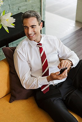 포토 JPG 서양인 외국인 백인 해외기획촬영 남자 2013년태국 40대 중년 비즈니스 호텔 휴식 실내 한명 미소 들기 사람 앉기 정장 상반신 성인 스마트폰 소파 하이앵글 직장인 비즈니스맨 복도 남자만 남자한명만 성인남자만 성인한명만 성인남자한명만 중년만 중년남자만 중년남자한명만 성인만 국내포토 직업 1 옷 뷰포인트 컨셉 의자 모션 숙소 표정 인종 내부 핸드폰 스마트기기 파일형식