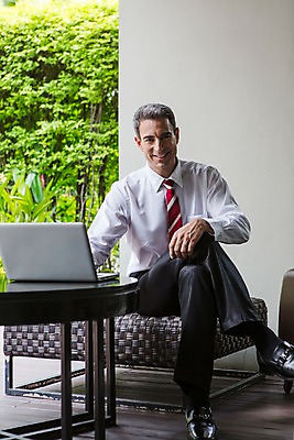 포토 JPG 전신 서양인 외국인 백인 해외기획촬영 남자 2013년태국 40대 중년 의자 비즈니스 탁자 휴식 실내 한명 미소 사람 앉기 정장 성인 앞모습 노트북 직장인 비즈니스맨 복도 남자만 남자한명만 성인남자만 성인한명만 성인남자한명만 중년만 중년남자만 중년남자한명만 성인만 국내포토 직업 1 옷 뷰포인트 가구 컨셉 모션 표정 인종 내부 전자제품 파일형식