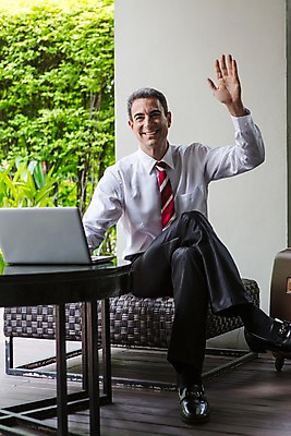 포토 JPG 전신 서양인 외국인 백인 해외기획촬영 남자 2013년태국 40대 중년 의자 비즈니스 탁자 휴식 실내 한명 미소 사람 앉기 정장 손짓 성인 앞모습 노트북 직장인 비즈니스맨 복도 손인사 남자만 남자한명만 성인남자만 성인한명만 성인남자한명만 중년만 중년남자만 중년남자한명만 성인만 국내포토 직업 1 옷 뷰포인트 가구 컨셉 모션 표정 인종 내부 전자제품 인사 파일형식