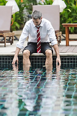 포토 JPG 주간 서양인 외국인 백인 해외기획촬영 남자 여유 2013년태국 40대 중년 비즈니스 휴식 수영장 한명 사람 앉기 정장 상반신 성인 야외 앞모습 직장인 비즈니스맨 선베드 발담그기 남자만 남자한명만 성인남자만 성인한명만 성인남자한명만 중년만 중년남자만 중년남자한명만 성인만 국내포토 자연요소 직업 1 옷 감정 뷰포인트 컨셉 의자 모션 인종 파일형식