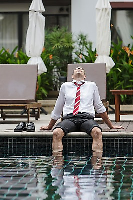 포토 JPG 주간 서양인 외국인 백인 해외기획촬영 남자 여유 2013년태국 40대 중년 신발 비즈니스 휴식 수영장 한명 사람 앉기 정장 상반신 성인 야외 앞모습 직장인 비즈니스맨 선베드 발담그기 남자만 남자한명만 성인남자만 성인한명만 성인남자한명만 중년만 중년남자만 중년남자한명만 성인만 국내포토 자연요소 직업 1 옷 감정 뷰포인트 컨셉 의자 모션 인종 파일형식