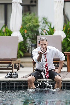 포토 JPG 주간 서양인 외국인 백인 해외기획촬영 남자 여유 2013년태국 40대 중년 장난 비즈니스 물놀이 휴식 수영장 한명 미소 사람 앉기 정장 상반신 성인 야외 앞모습 직장인 비즈니스맨 선베드 발담그기 남자만 남자한명만 성인남자만 성인한명만 성인남자한명만 중년만 중년남자만 중년남자한명만 성인만 국내포토 자연요소 직업 1 옷 감정 뷰포인트 컨셉 의자 모션 놀이 표정 인종 파일형식