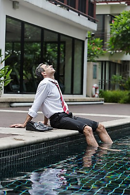 포토 JPG 주간 전신 서양인 외국인 백인 해외기획촬영 남자 여유 2013년태국 40대 중년 비즈니스 휴식 수영장 한명 사람 앉기 정장 성인 야외 옆모습 눈감음 직장인 비즈니스맨 발담그기 남자만 남자한명만 성인남자만 성인한명만 성인남자한명만 중년만 중년남자만 중년남자한명만 성인만 국내포토 자연요소 직업 1 옷 감정 뷰포인트 컨셉 모션 인종 파일형식