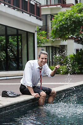 포토 JPG 주간 서양인 외국인 백인 해외기획촬영 남자 여유 2013년태국 40대 중년 장난 비즈니스 물놀이 휴식 수영장 한명 미소 사람 앉기 정장 손짓 상반신 성인 야외 비즈니스맨 발담그기 남자만 남자한명만 성인남자만 성인한명만 성인남자한명만 중년만 중년남자만 중년남자한명만 성인만 국내포토 자연요소 1 옷 감정 컨셉 모션 놀이 표정 인종 직장인 파일형식