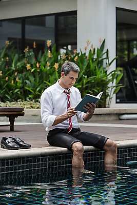 포토 JPG 주간 전신 서양인 외국인 백인 해외기획촬영 남자 여유 2013년태국 40대 중년 비즈니스 휴식 수영장 한명 들기 사람 앉기 정장 성인 야외 책 독서 직장인 비즈니스맨 발담그기 남자만 남자한명만 성인남자만 성인한명만 성인남자한명만 중년만 중년남자만 중년남자한명만 성인만 국내포토 자연요소 직업 1 옷 감정 컨셉 모션 인종 파일형식