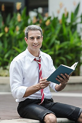 포토 JPG 주간 서양인 외국인 백인 해외기획촬영 남자 여유 2013년태국 40대 중년 비즈니스 휴식 수영장 한명 미소 들기 사람 앉기 정장 상반신 성인 야외 앞모습 책 독서 직장인 비즈니스맨 남자만 남자한명만 성인남자만 성인한명만 성인남자한명만 중년만 중년남자만 중년남자한명만 성인만 국내포토 자연요소 직업 1 옷 감정 뷰포인트 컨셉 모션 표정 인종 파일형식