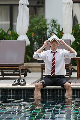 포토 JPG 주간 전신 서양인 외국인 백인 해외기획촬영 남자 여유 2013년태국 40대 중년 비즈니스 휴식 수영장 한명 사람 앉기 정장 성인 야외 앞모습 책 직장인 비즈니스맨 선베드 발담그기 남자만 남자한명만 성인남자만 성인한명만 성인남자한명만 중년만 중년남자만 중년남자한명만 성인만 놓기 국내포토 자연요소 직업 1 옷 감정 뷰포인트 컨셉 의자 모션 인종 파일형식