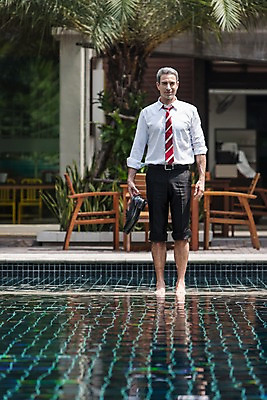 포토 JPG 주간 서양인 외국인 백인 해외기획촬영 남자 여유 2013년태국 40대 중년 신발 비즈니스 휴식 수영장 한명 서기 미소 들기 사람 정장 상반신 성인 야외 앞모습 직장인 비즈니스맨 발담그기 남자만 남자한명만 성인남자만 성인한명만 성인남자한명만 중년만 중년남자만 중년남자한명만 성인만 국내포토 자연요소 직업 1 옷 감정 뷰포인트 컨셉 모션 표정 인종 파일형식