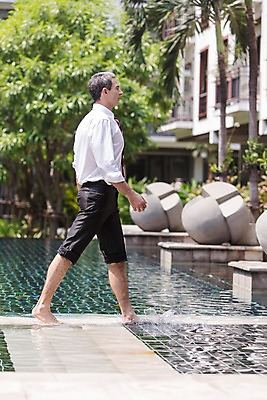 포토 JPG 주간 전신 서양인 외국인 나무 백인 해외기획촬영 남자 여유 2013년태국 40대 중년 비즈니스 휴식 수영장 한명 사람 정장 성인 야외 옆모습 걷기 직장인 비즈니스맨 남자만 남자한명만 성인남자만 성인한명만 성인남자한명만 중년만 중년남자만 중년남자한명만 성인만 국내포토 자연요소 식물 직업 1 옷 감정 뷰포인트 컨셉 모션 인종 파일형식