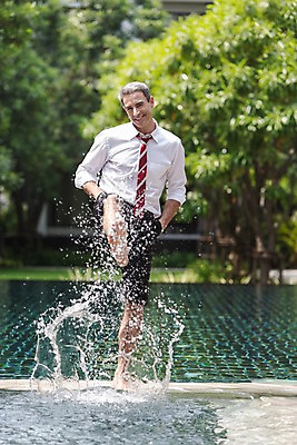 포토 JPG 주간 전신 서양인 외국인 백인 해외기획촬영 남자 여유 2013년태국 40대 중년 장난 비즈니스 물놀이 휴식 수영장 한명 서기 미소 사람 정장 성인 야외 앞모습 직장인 비즈니스맨 남자만 남자한명만 성인남자만 성인한명만 성인남자한명만 중년만 중년남자만 중년남자한명만 성인만 국내포토 자연요소 직업 1 옷 감정 뷰포인트 컨셉 모션 놀이 표정 인종 파일형식