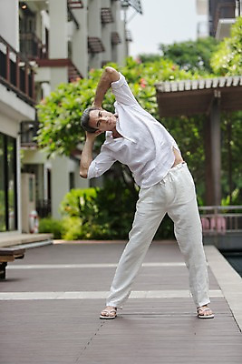 포토 JPG 주간 전신 서양인 외국인 백인 해외기획촬영 남자 여유 2013년태국 40대 중년 비즈니스 휴식 한명 서기 사람 성인 야외 앞모습 운동 손들기 스트레칭 비즈니스맨 남자만 남자한명만 성인남자만 성인한명만 성인남자한명만 중년만 중년남자만 중년남자한명만 성인만 국내포토 자연요소 1 감정 뷰포인트 컨셉 모션 건강 인종 직장인 파일형식